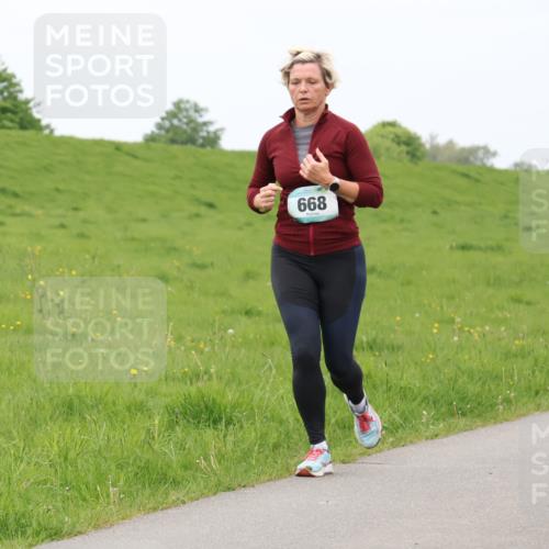 04.05.2025 - 8. Wedeler Halbmarathon Lena Gebhardt http://msf.ph/oto/7837944 04.05.2025 11:35:54 Laufen 899 meine-sportfotos.de
