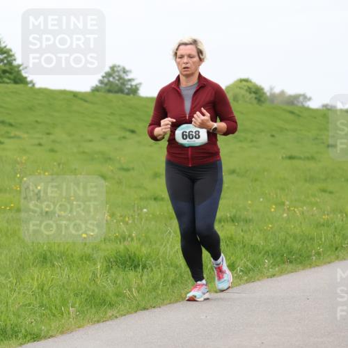 04.05.2025 - 8. Wedeler Halbmarathon Lena Gebhardt http://msf.ph/oto/7837951 04.05.2025 11:35:54 Laufen 668 meine-sportfotos.de