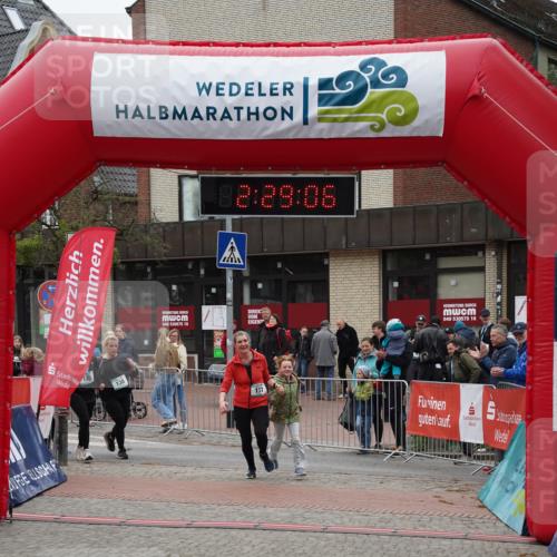 04.05.2025 - 8. Wedeler Halbmarathon Felixshl http://msf.ph/oto/7838054 04.05.2025 12:29:04 Ziel 136, 137 meine-sportfotos.de