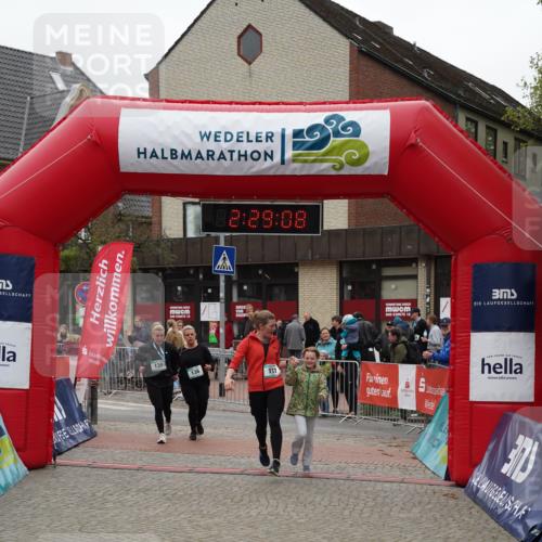 04.05.2025 - 8. Wedeler Halbmarathon Felixshl http://msf.ph/oto/7838065 04.05.2025 12:29:05 Ziel 136, 137 meine-sportfotos.de
