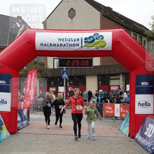 04.05.2025 - 8. Wedeler Halbmarathon Felixshl http://msf.ph/oto/7838094 04.05.2025 12:29:06 Ziel 136, 137 meine-sportfotos.de