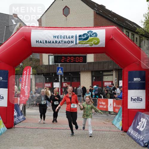 04.05.2025 - 8. Wedeler Halbmarathon Felixshl http://msf.ph/oto/7838103 04.05.2025 12:29:06 Ziel 136, 137 meine-sportfotos.de