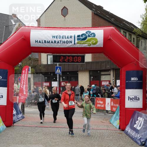 04.05.2025 - 8. Wedeler Halbmarathon Felixshl http://msf.ph/oto/7838115 04.05.2025 12:29:06 Ziel 136, 137 meine-sportfotos.de