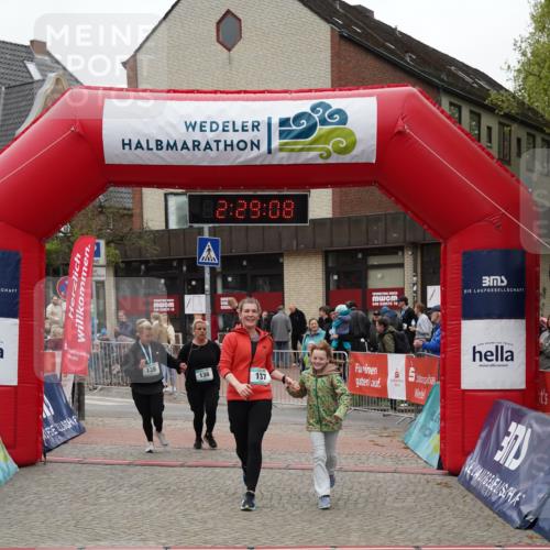 04.05.2025 - 8. Wedeler Halbmarathon Felixshl http://msf.ph/oto/7838128 04.05.2025 12:29:06 Ziel 136, 137 meine-sportfotos.de