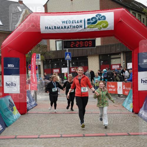 04.05.2025 - 8. Wedeler Halbmarathon Felixshl http://msf.ph/oto/7838152 04.05.2025 12:29:06 Ziel 136, 137 meine-sportfotos.de