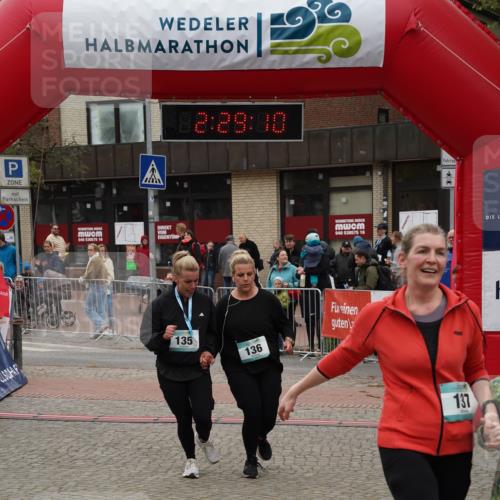04.05.2025 - 8. Wedeler Halbmarathon Felixshl http://msf.ph/oto/7838190 04.05.2025 12:29:08 Ziel 136, 137 meine-sportfotos.de