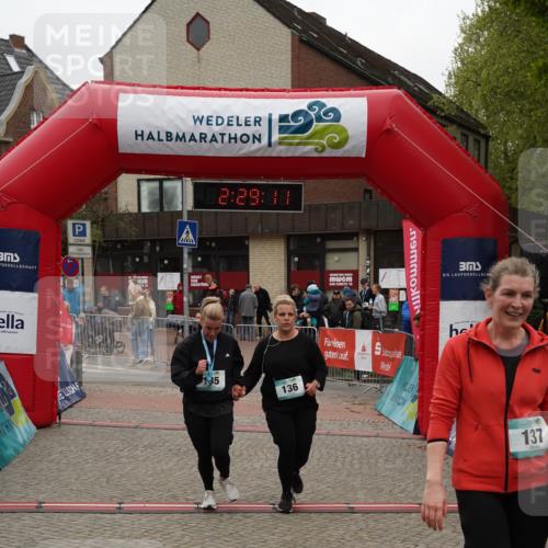 04.05.2025 - 8. Wedeler Halbmarathon Felixshl http://msf.ph/oto/7838202 04.05.2025 12:29:09 Ziel 136, 137 meine-sportfotos.de