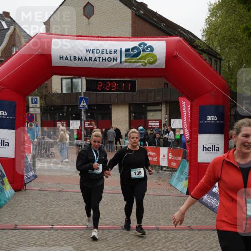 04.05.2025 - 8. Wedeler Halbmarathon Felixshl http://msf.ph/oto/7838216 04.05.2025 12:29:09 Ziel 136, 137 meine-sportfotos.de