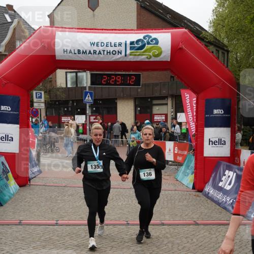 04.05.2025 - 8. Wedeler Halbmarathon Felixshl http://msf.ph/oto/7838237 04.05.2025 12:29:09 Ziel 136, 137 meine-sportfotos.de