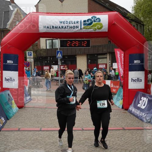 04.05.2025 - 8. Wedeler Halbmarathon Felixshl http://msf.ph/oto/7838264 04.05.2025 12:29:10 Ziel 136, 137 meine-sportfotos.de