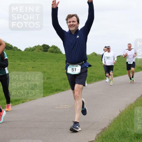 04.05.2025 - 8. Wedeler Halbmarathon Lena Gebhardt http://msf.ph/oto/7838368 04.05.2025 11:37:10 Laufen 851, 51, 79, 1071, 855 meine-sportfotos.de
