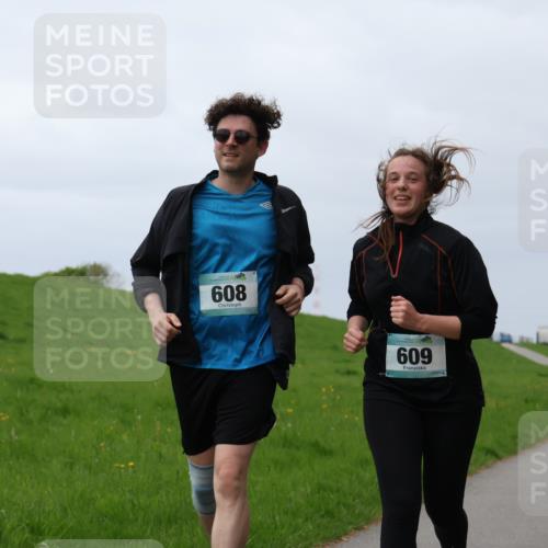 04.05.2025 - 8. Wedeler Halbmarathon Yannick Fuchs http://msf.ph/oto/7839180 04.05.2025 12:04:24 Laufen 608, 609 meine-sportfotos.de