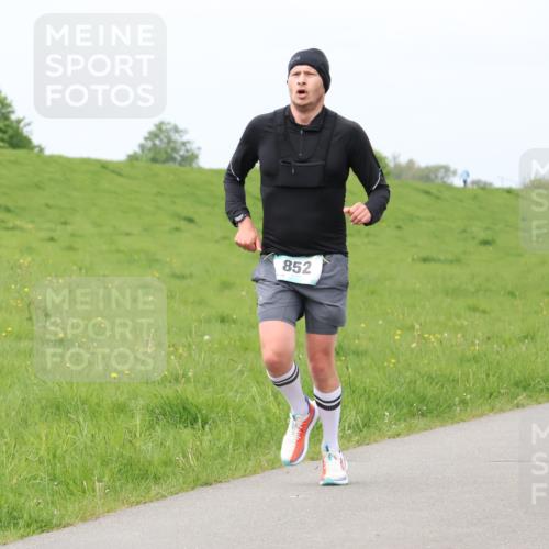 04.05.2025 - 8. Wedeler Halbmarathon Lena Gebhardt http://msf.ph/oto/7839266 04.05.2025 11:42:27 Laufen 852, 461 meine-sportfotos.de