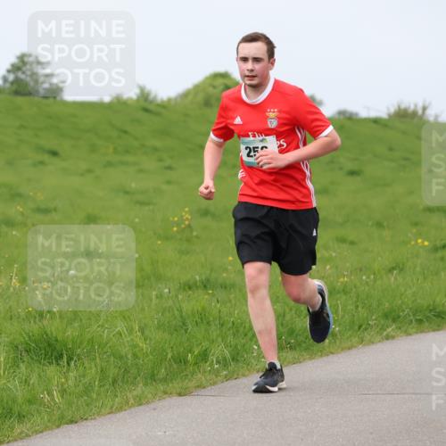 04.05.2025 - 8. Wedeler Halbmarathon Lena Gebhardt http://msf.ph/oto/7839430 04.05.2025 11:43:42 Laufen 25, 233 meine-sportfotos.de