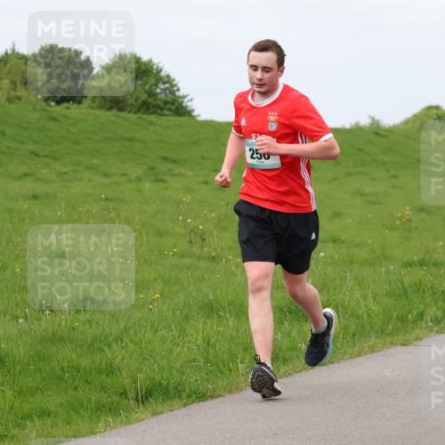 04.05.2025 - 8. Wedeler Halbmarathon Lena Gebhardt http://msf.ph/oto/7839442 04.05.2025 11:43:43 Laufen 250, 23 meine-sportfotos.de