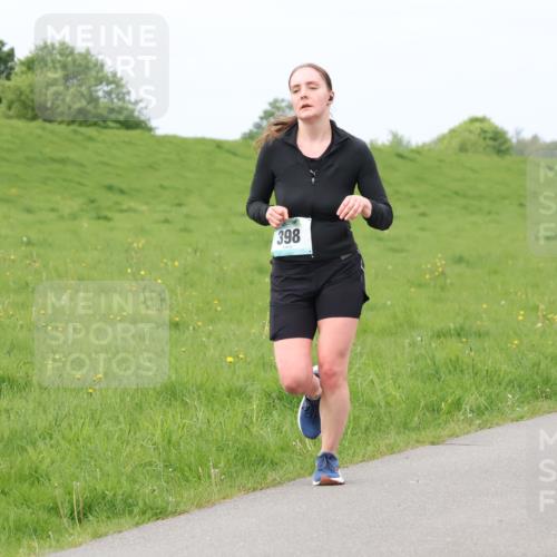 04.05.2025 - 8. Wedeler Halbmarathon Lena Gebhardt http://msf.ph/oto/7839468 04.05.2025 11:43:47 Laufen 398 meine-sportfotos.de