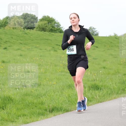 04.05.2025 - 8. Wedeler Halbmarathon Lena Gebhardt http://msf.ph/oto/7839469 04.05.2025 11:43:47 Laufen 398 meine-sportfotos.de