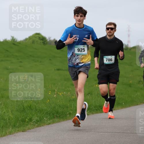 04.05.2025 - 8. Wedeler Halbmarathon Lena Gebhardt http://msf.ph/oto/7839552 04.05.2025 11:44:11 Laufen 925, 786, 719, 720 meine-sportfotos.de