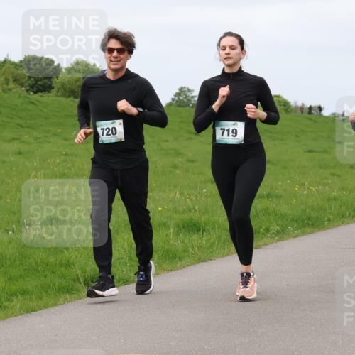 04.05.2025 - 8. Wedeler Halbmarathon Lena Gebhardt http://msf.ph/oto/7839584 04.05.2025 11:44:18 Laufen 720, 719, 343 meine-sportfotos.de