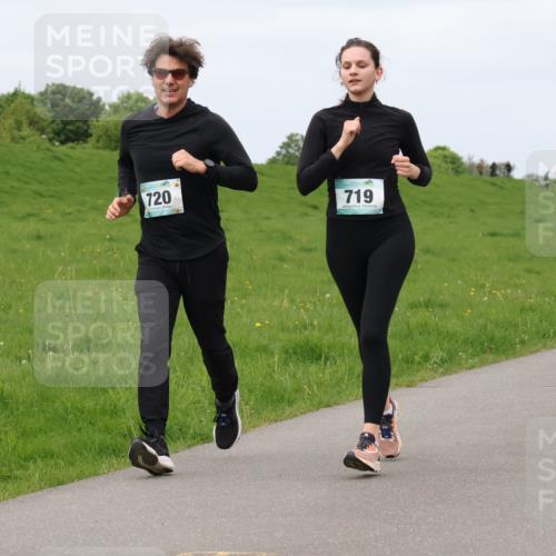 04.05.2025 - 8. Wedeler Halbmarathon Lena Gebhardt http://msf.ph/oto/7839589 04.05.2025 11:44:18 Laufen 720, 719, 343 meine-sportfotos.de