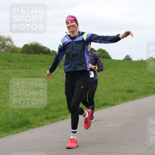 04.05.2025 - 8. Wedeler Halbmarathon Lena Gebhardt http://msf.ph/oto/7840062 04.05.2025 11:46:36 Laufen 0 meine-sportfotos.de