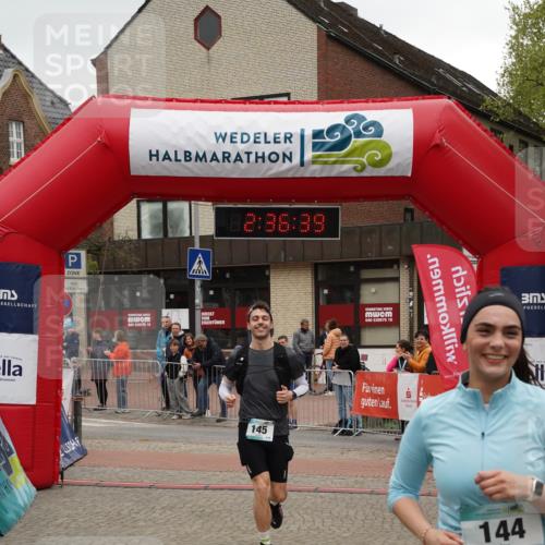 04.05.2025 - 8. Wedeler Halbmarathon Felixshl http://msf.ph/oto/7840164 04.05.2025 12:36:37 Ziel 144, 145 meine-sportfotos.de