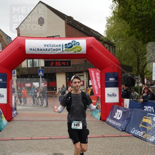 04.05.2025 - 8. Wedeler Halbmarathon Felixshl http://msf.ph/oto/7840243 04.05.2025 12:36:39 Ziel 144, 145 meine-sportfotos.de