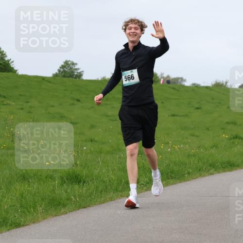 04.05.2025 - 8. Wedeler Halbmarathon Lena Gebhardt http://msf.ph/oto/7840411 04.05.2025 11:48:29 Laufen 566 meine-sportfotos.de