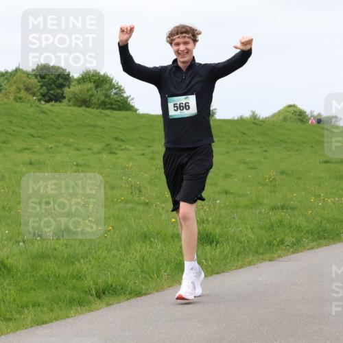 04.05.2025 - 8. Wedeler Halbmarathon Lena Gebhardt http://msf.ph/oto/7840421 04.05.2025 11:48:30 Laufen 566 meine-sportfotos.de