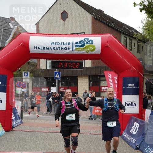 04.05.2025 - 8. Wedeler Halbmarathon Felixshl http://msf.ph/oto/7840435 04.05.2025 12:37:00 Ziel 75, 76, 499, 500 meine-sportfotos.de