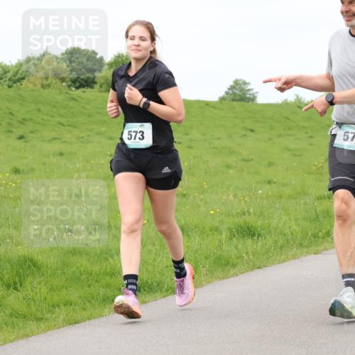 04.05.2025 - 8. Wedeler Halbmarathon Lena Gebhardt http://msf.ph/oto/7840457 04.05.2025 11:48:39 Laufen 573, 572, 40, 30 meine-sportfotos.de