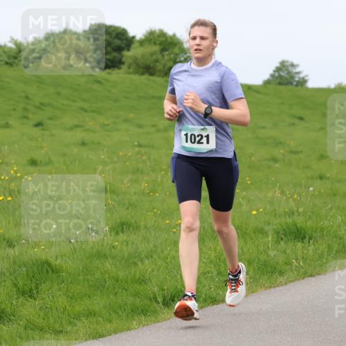 04.05.2025 - 8. Wedeler Halbmarathon Lena Gebhardt http://msf.ph/oto/7840832 04.05.2025 11:50:40 Laufen 1021 meine-sportfotos.de