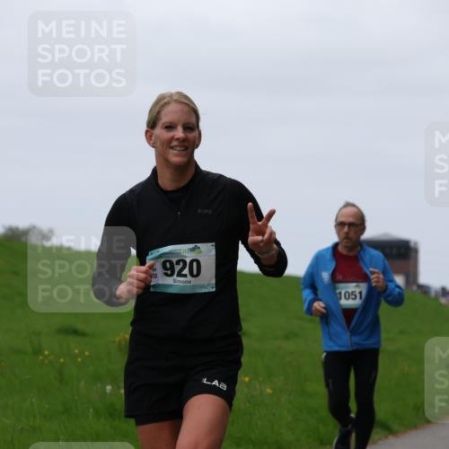 04.05.2025 - 8. Wedeler Halbmarathon Yannick Fuchs http://msf.ph/oto/7840916 04.05.2025 11:27:26 Laufen 20, 18, 02, 920, 1051, 894 meine-sportfotos.de