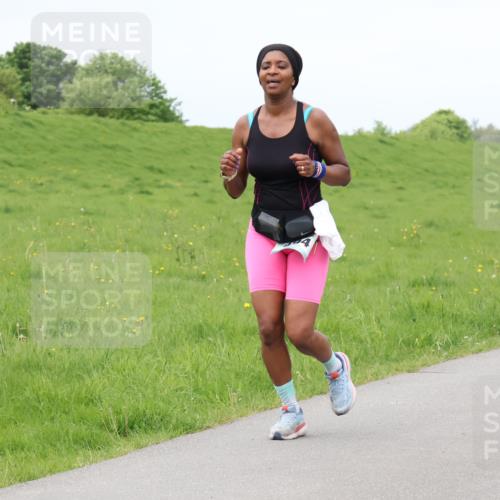 04.05.2025 - 8. Wedeler Halbmarathon Lena Gebhardt http://msf.ph/oto/7841025 04.05.2025 11:52:24 Laufen  meine-sportfotos.de