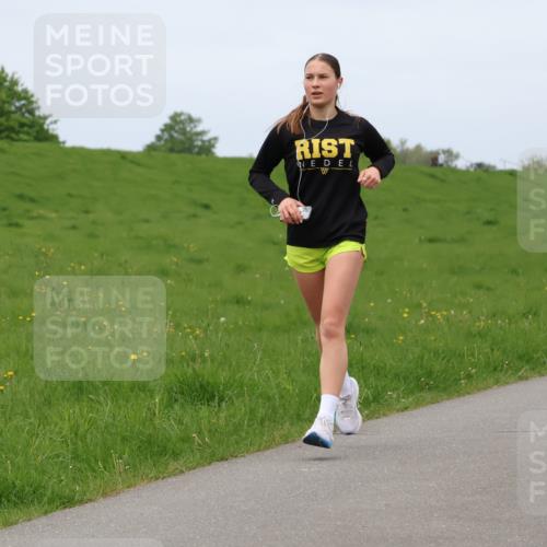 04.05.2025 - 8. Wedeler Halbmarathon Lena Gebhardt http://msf.ph/oto/7841035 04.05.2025 11:52:31 Laufen  meine-sportfotos.de