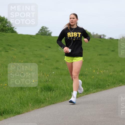 04.05.2025 - 8. Wedeler Halbmarathon Lena Gebhardt http://msf.ph/oto/7841037 04.05.2025 11:52:31 Laufen  meine-sportfotos.de