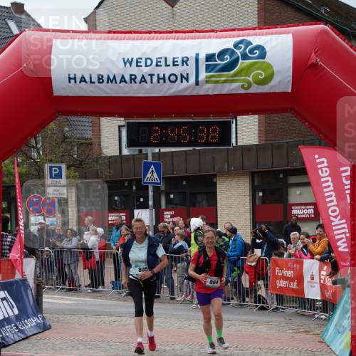 04.05.2025 - 8. Wedeler Halbmarathon Felixshl http://msf.ph/oto/7841127 04.05.2025 12:45:36 Ziel 804, 805 meine-sportfotos.de