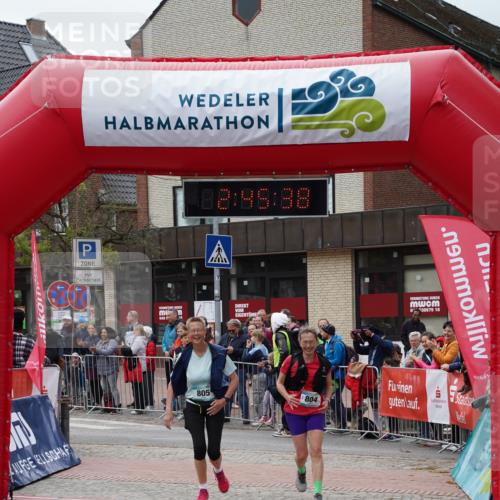 04.05.2025 - 8. Wedeler Halbmarathon Felixshl http://msf.ph/oto/7841134 04.05.2025 12:45:36 Ziel 804, 805 meine-sportfotos.de