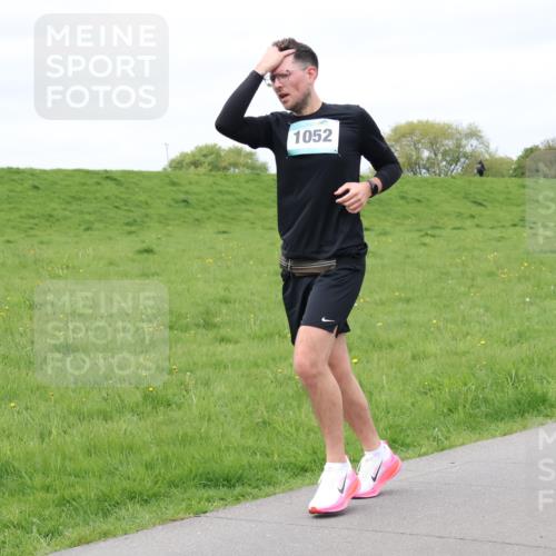 04.05.2025 - 8. Wedeler Halbmarathon Lena Gebhardt http://msf.ph/oto/7841139 04.05.2025 11:53:45 Laufen 1052 meine-sportfotos.de