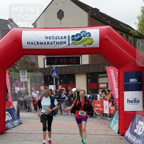 04.05.2025 - 8. Wedeler Halbmarathon Felixshl http://msf.ph/oto/7841142 04.05.2025 12:45:37 Ziel 804, 805 meine-sportfotos.de