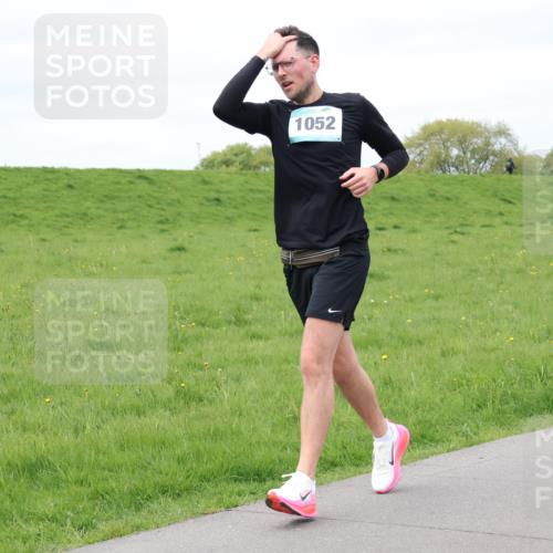 04.05.2025 - 8. Wedeler Halbmarathon Lena Gebhardt http://msf.ph/oto/7841143 04.05.2025 11:53:45 Laufen 1052 meine-sportfotos.de