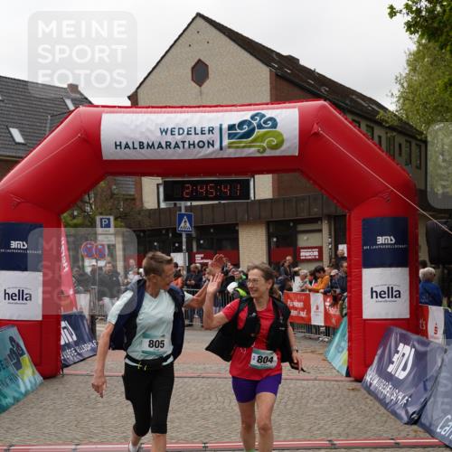04.05.2025 - 8. Wedeler Halbmarathon Felixshl http://msf.ph/oto/7841157 04.05.2025 12:45:39 Ziel 804, 805 meine-sportfotos.de