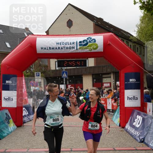 04.05.2025 - 8. Wedeler Halbmarathon Felixshl http://msf.ph/oto/7841173 04.05.2025 12:45:39 Ziel 804, 805 meine-sportfotos.de