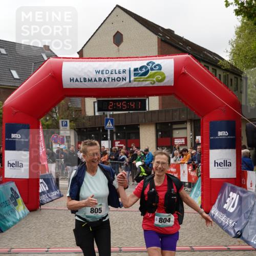 04.05.2025 - 8. Wedeler Halbmarathon Felixshl http://msf.ph/oto/7841181 04.05.2025 12:45:39 Ziel 804, 805 meine-sportfotos.de