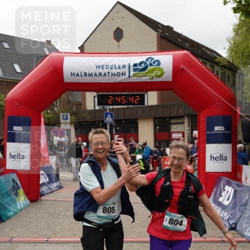 04.05.2025 - 8. Wedeler Halbmarathon Felixshl http://msf.ph/oto/7841194 04.05.2025 12:45:39 Ziel 804, 805 meine-sportfotos.de