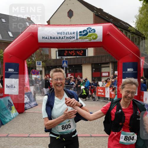 04.05.2025 - 8. Wedeler Halbmarathon Felixshl http://msf.ph/oto/7841209 04.05.2025 12:45:40 Ziel 804, 805 meine-sportfotos.de
