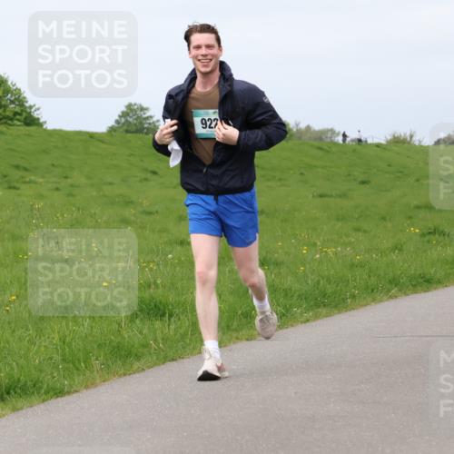 04.05.2025 - 8. Wedeler Halbmarathon Lena Gebhardt http://msf.ph/oto/7841222 04.05.2025 11:54:24 Laufen 927 meine-sportfotos.de