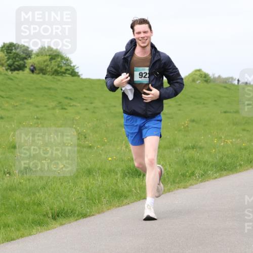 04.05.2025 - 8. Wedeler Halbmarathon Lena Gebhardt http://msf.ph/oto/7841227 04.05.2025 11:54:24 Laufen 921 meine-sportfotos.de