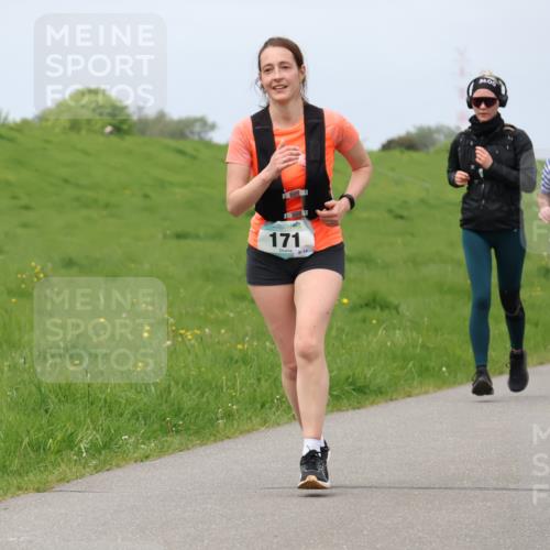 04.05.2025 - 8. Wedeler Halbmarathon Lena Gebhardt http://msf.ph/oto/7841234 04.05.2025 11:54:34 Laufen 171, 14, 445, 91 meine-sportfotos.de