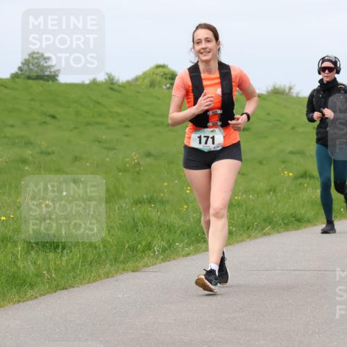 04.05.2025 - 8. Wedeler Halbmarathon Lena Gebhardt http://msf.ph/oto/7841239 04.05.2025 11:54:35 Laufen 171, 14, 445, 91 meine-sportfotos.de